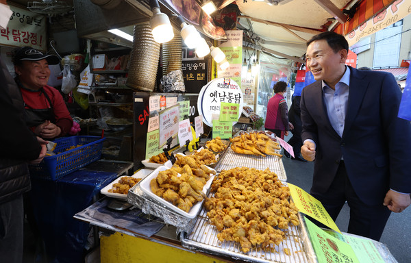 강남 도곡시장에 방문한 조성명 강남구청장 (2022년 10월 25일) (사진제공=강남구청)