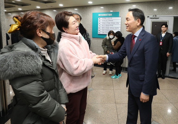 비전보고회에서 구민과 인사를 나누는 조성명 강남구청장 (2023년 1월 31일) (사진제공=강남구청)