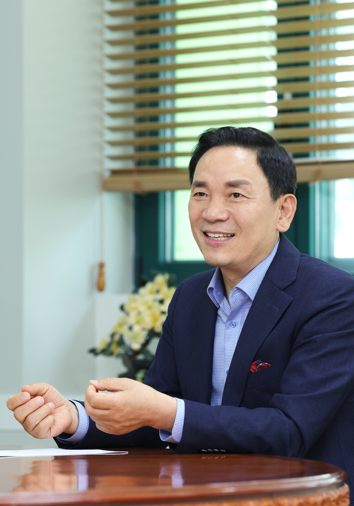 조성명 강남구청장은 2022년 6월 제8회 전국동시지방선거에서 70.3%라는 압도적인 득표율로 당선됐다. 조성명 구청장은 50년 넘게 강남에 터를 잡고 살아온 토박이이자, 강남구의회 의정활동을 거친 ‘강남 전문가’로 잘 알려져 있다.