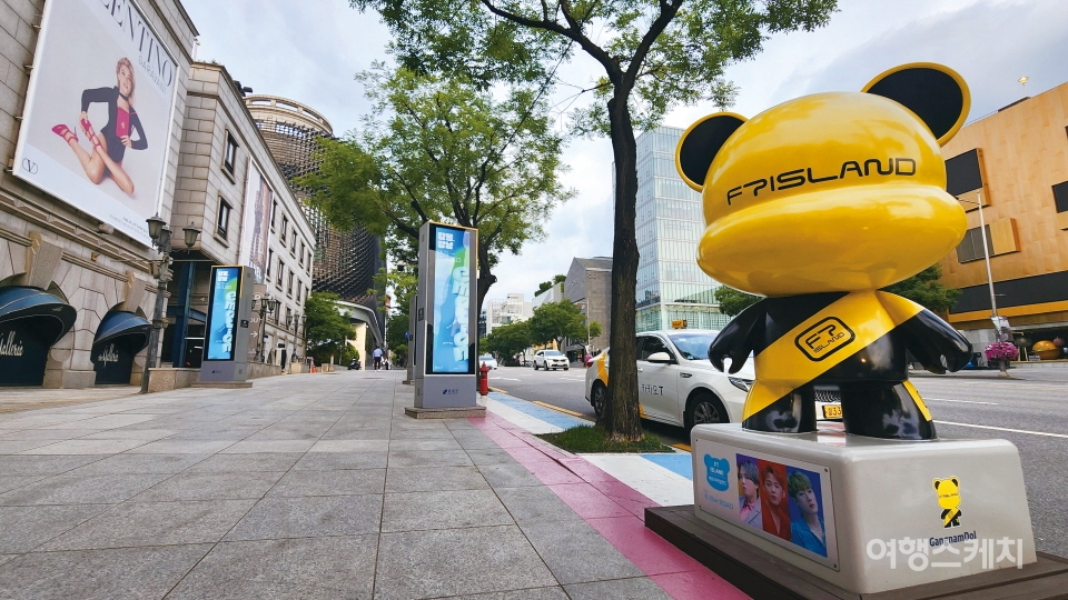 압구정동에서 청담동으로 이어지는 한류스타거리에는 한류스타를 빼닮은 아트토이가 눈길을 끈다. 사진 / 이해열 기자