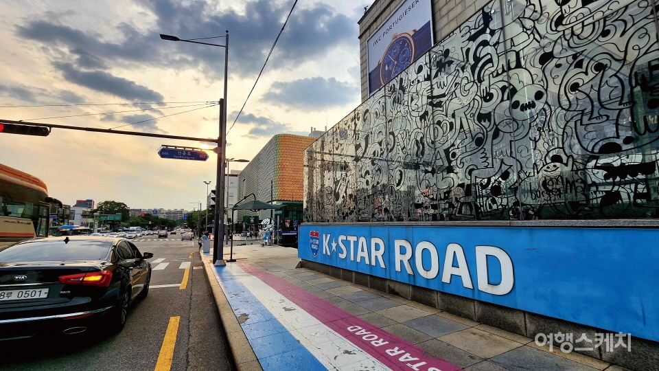 서울을 대표하는 곳 중 하나인 강남은 높은 건물 사이에 가꿔놓은 산길과 물길이 있어 강남을 명품으로 만든다. 사진 / 이해열 기자
