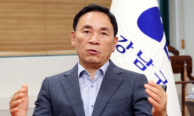 조성명 서울 강남구청장이 지난 4일 집무실에서 가진 인터뷰에서 “구민이 서로 배려하고 존중하는 화합된 구를 만들기 위해 노력하겠다”고 말하고 있다. 이제원 선임기자