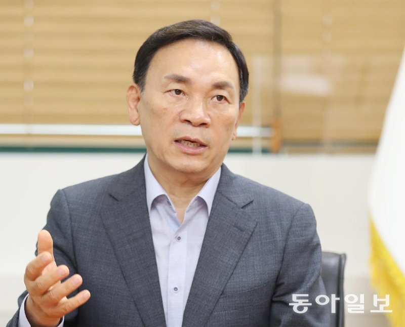 조성명 강남구청장은 18일 서울 강남구 삼성동 구청 집무실에서 가진 동아일보와의 인터뷰에서 “구민 목소리를 정책에 적극 반영하기 위해 ‘민원의 날’을 운영 중”이라며 “구민 불편을 더 신속하게 해결하겠다”고 밝혔다. 안철민 기자 acm08@donga.com