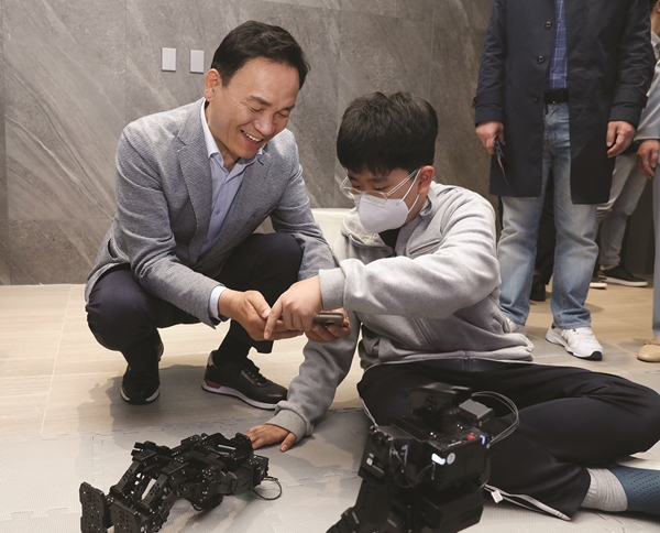 강남구는 강남 성장동력이 될 핵심사업을 적극 추진하기 위해 지자체 최초로 로봇산업 육성 조례를 제정, 대한민국 최고의 ‘로봇친화도시’로 육성할 계획이라며 4차 산업시대의 혁신기술이자 미래 먹거리 산업인 로봇산업 육성에 힘쓰고 있다고 했다. 또 로봇 산업 생태계를 육성하기 위해 전국 자치구 최초로 로봇 관련 조례를 7일 공포·시행했다. 조례는 로봇산업의 지속적인 성장 및 발전과 경쟁력 강화를 위한 구청장의 책무를 규정하고, 로봇산업 육성을 위한 종합계획 수립·시행 및 실태조사 등 로봇 관련 육성사업 추진 근거 마련을 주요 내용으로 한다.