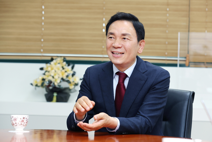 이성용 발행인과 대담한 조성명 강남 구청장 모습