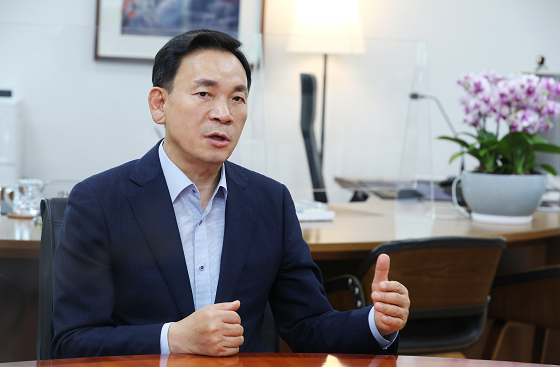 취임 1주년을 맞은 조성명 강남구청장은 “50년 넘게 강남에 살고 있는 주민의 한 사람으로서 구민들이 일상에서 자연과 접할 수 있는 기회가 많이 제공돼야 한다고 생각해왔다”며 “틈새공간을 활용한 녹지조성을 적극적으로 추진하고 거리를 정비해 주민에게는 힐링 공간을, 강남을 찾는 관광객에게는 또 하나의 즐길 거리로 삼겠다”고 말했다.