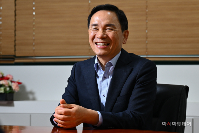 조성명 강남구청장이 지난 14일 서울 강남구청에서 진행된 아시아투데이와의 인터뷰에서 질문에 답하고 있다. /정재훈 기자 hoon79@