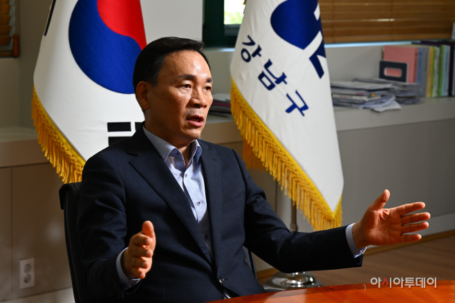 조성명 강남구청장이 지난 14일 서울 강남구청에서 진행된 아시아투데이와의 인터뷰에서 질문에 답하고 있다. /정재훈 기자 hoon79@