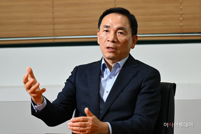조성명 강남구청장이 지난 14일 서울 강남구청에서 진행된 아시아투데이와의 인터뷰에서 질문에 답하고 있다. /정재훈 기자 hoon79@