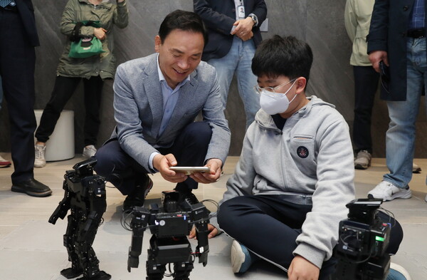 지난 4월 22일 과학의 날 행사에 참여한 조성명 구청장. 사진=강남구