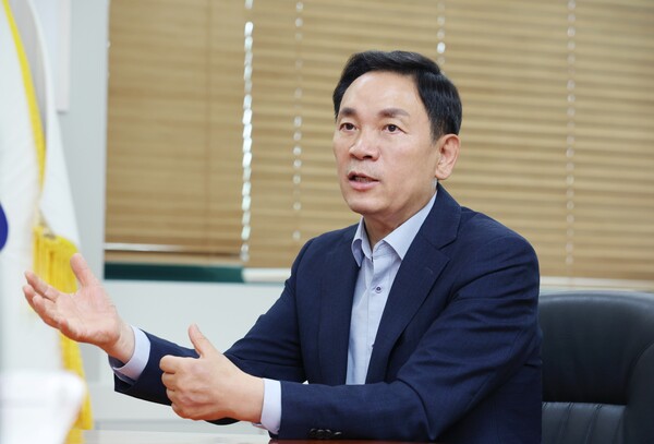 조성명 구청장은 경영인 출신의 이점을 최대한 살려 발빠른 현장행정에 나설 것을 강조했다. 사진=강남구