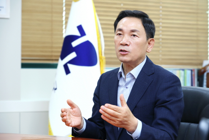 조성명 구청장이 인터뷰에 답하고 있다.