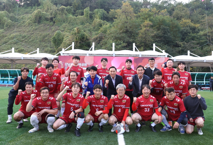강남세곡체육공원 개장식에서 강남구청 축구동호회 회원들과 기념사진을 촬영하는 조성명 구청장