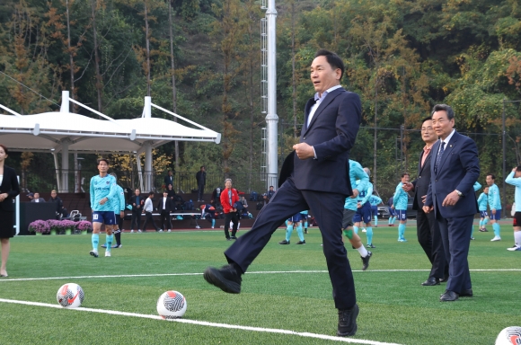 조성명 서울 강남구청장이 지난달 25일 강남구 세곡동 강남세곡체육공원 개장 기념 친선 축구대회에서 시축하고 있다. 강남구 제공