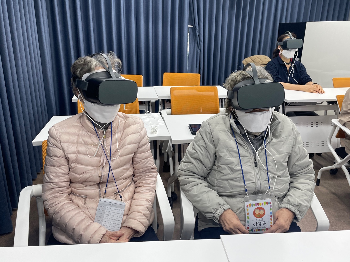 강남논현데이케어센터 어르신 VR 여행
