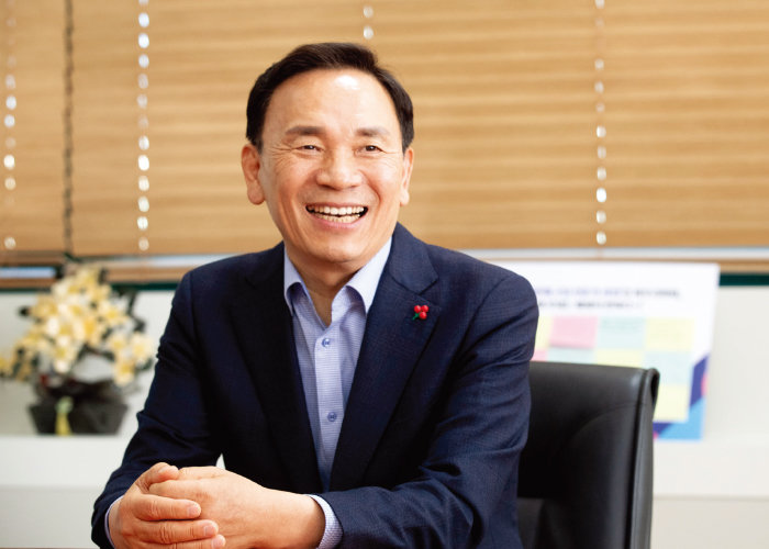 “강남구는 다른 구에 비해 인구밀집도가 높은 편입니다. 유동인구가 많고 교통체증이 심하다 보니 그로부터 파생되는 생활의 불편, 안전사고에 각별히 관심을 가져야 하죠. 배달 로봇, 안전 관련 디지털 솔루션 같은 미래 기술을 활용하면 이런 문제들을 상당 부분 개선할 수 있으리라 생각했습니다.”