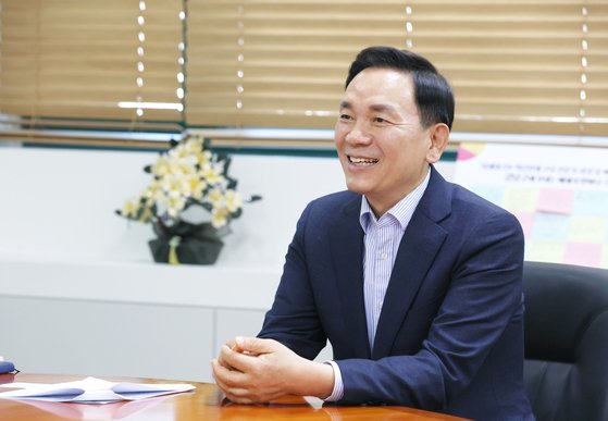 조성명 서울 강남구청장이 지난 15일 집무실에서 가진 중앙일보와의 인터뷰에서 공중 공간에 여러 편의시설을 설치하는 새로운 기부채납 방안과 구청사 이전 계획 등에 대해 설명하고 있다. [사진 강남구]