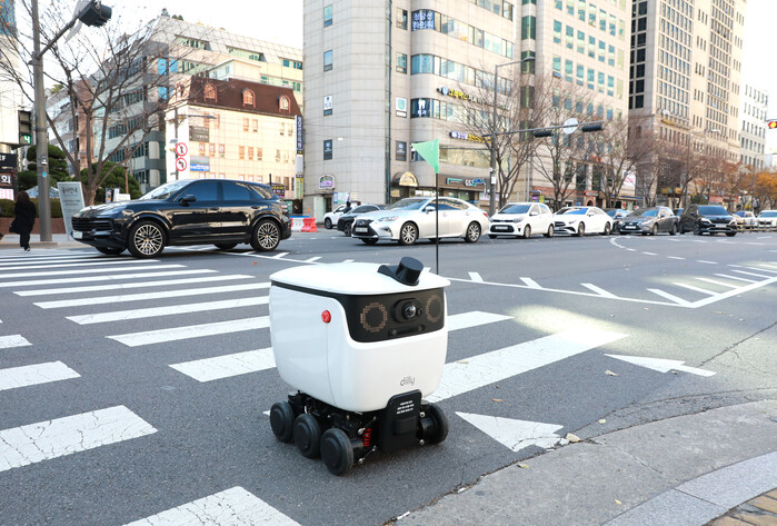 테헤란로에서 실외 배달로봇 실증 중인 배달의민족의 배달로봇 '딜리'