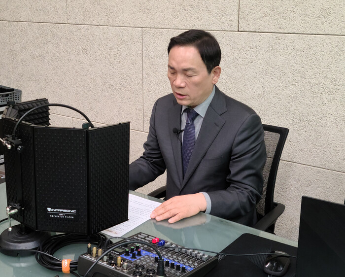 청렴방송을 녹음하는 조성명 강남구청장(사진=강남구청 제공)