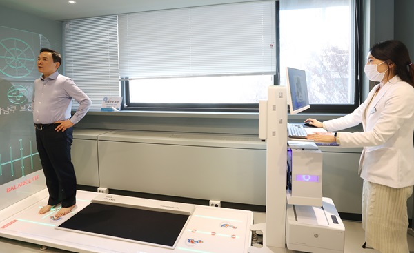 ▲ 조성명 강남구청장(왼쪽)이 보건소 헬스체크업 프로그램을 직접 체험해 보고 있다.