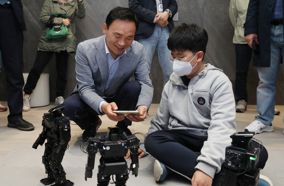 과학의 날 행사에 참여한 조성명 강남구청장