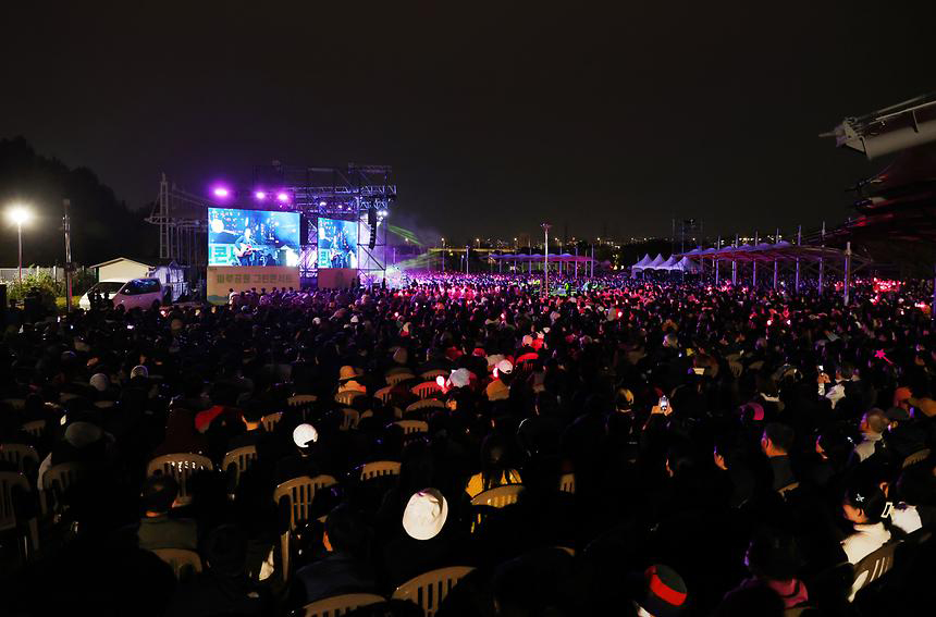 강남페스티벌을 이루는 프로그램들 모두 저마다 독특한 개성과 재미를 품고 있지만 그중 백미는 ‘영동대로 K-POP 콘서트’라고 생각합니다. 지난해 13회를 맞이한 영동대로 콘서트는 넓은 도로에 특설무대를 설치하고 최정상급 K-POP 아티스트를 초청해 진행하는 명실상부 대한민국 대표 공연콘텐츠입니다. 강남구를 방문하는 국내·외 관광객은 물론이고 온라인 스트리밍을 통해 전 세계 팬들과 함께 즐거움을 나누고 있어 파급력 면에서도 뛰어납니다. 지난해에는 문화체육관광부의 ‘K-컬처 관광이벤트 100선’에 뽑히며 그 명성을 입증했으며, 한국관광공사에서 주관한 ‘2023년 K-POP 콘서트 지원사업’에 선정되기도 했습니다.