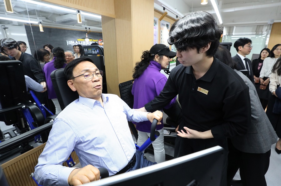 논현노인종합복지관 내 조성한 ‘스마트 피트니스센터’ 운동기구를 체험해 보는 조성명 구청장
