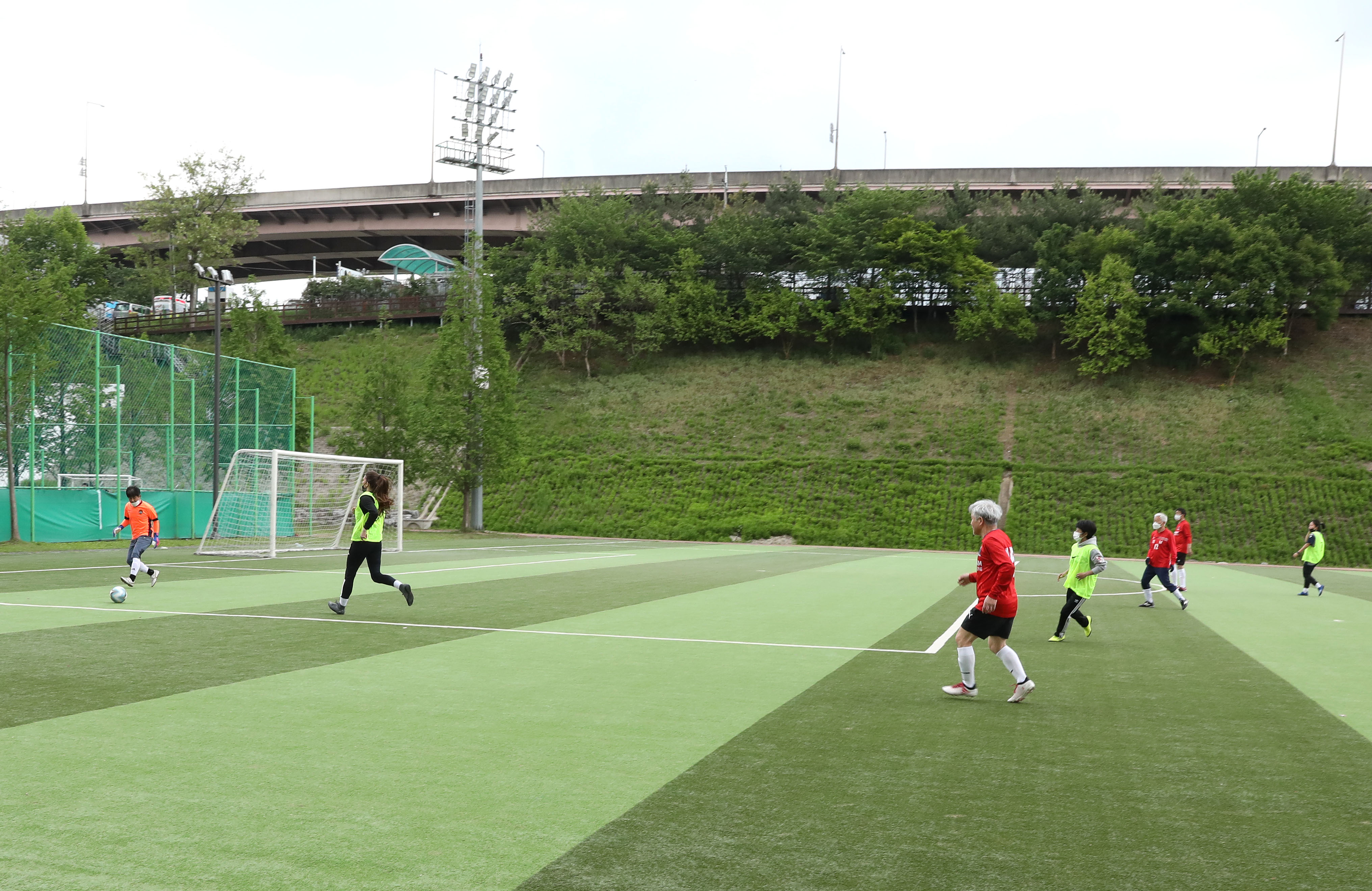 대치유수지 체육공원(대치동 78-24 일대) 에서 축구하는 모습