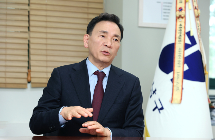 조 구청장은 “강남구민이 자부심을 가질 수 있도록 삶의 질을 높이고 글로벌 강남으로 도약하는 비전을 담을 것”이라며 “훼손된 자연을 회복하고 사람 중심의 쾌적한 도시환경을 제공해 지속가능한 도시로 만들겠다”고 설명했다.