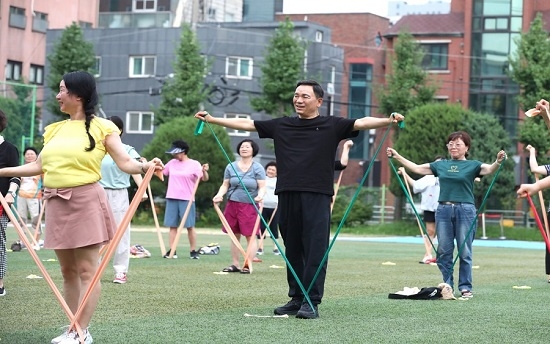 '강남개방학교' 신구초등학교 운동장에서 열린 '달빛 피트니스'에 참여한 조성명 구청장