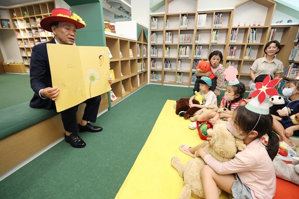 조성명 구청장이 논현문화마루도서관에서 어린이들에게 동화책을 읽어주며 이야기를 나누고 있다.