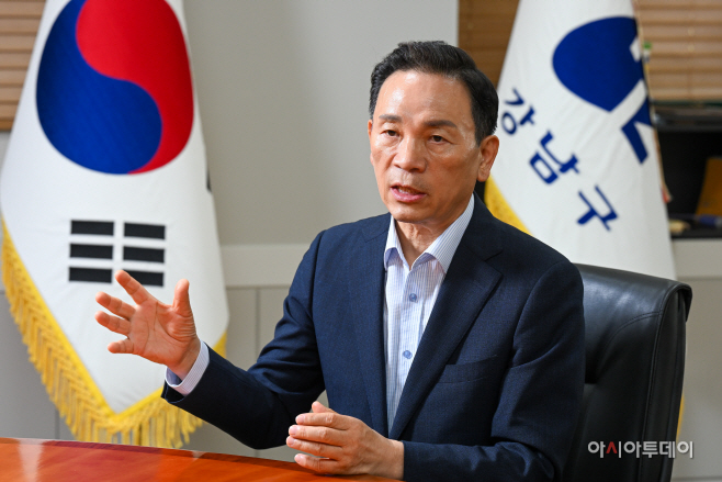 조성명 강남구청장이 아시아투데이와의 인터뷰에서 민관협력을 통한 정책 추진의 중요성도 강조했다.