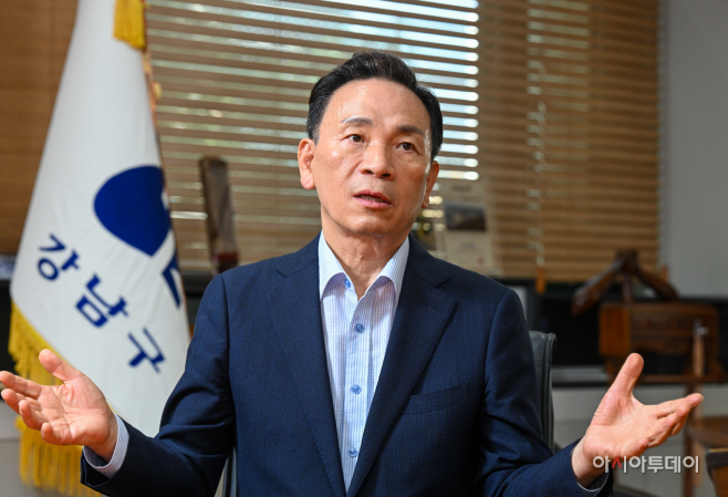 조 구청장은 10대 때 충남 당진에서 서울로 올라와 50년 넘게 강남구에서만 살아왔다. 유통 사업가로 자수성가하며 4·6대 강남구의원, 6대 전반기 구의장을 맡는 등 강남 구석구석에 밝은 그는 남은 임기 동안의 목표에 대해 