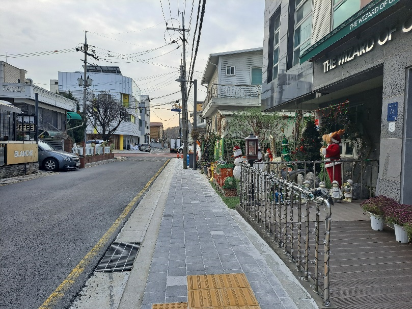 통학로 설치 공사가 끝난 대왕초 앞 등하굣길 구간
