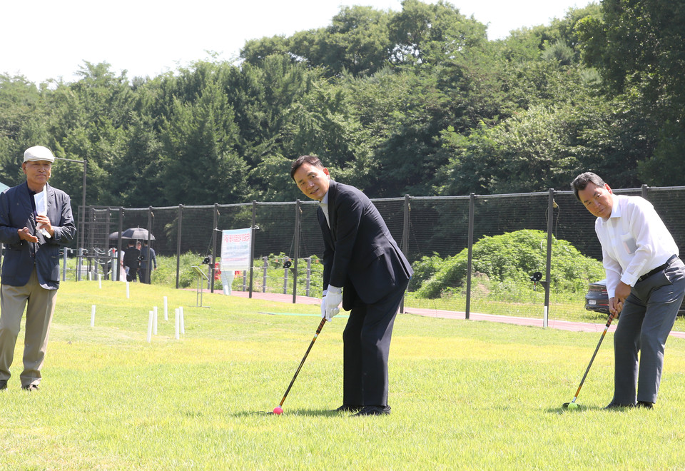 탄천파크골프장 개장식에서 시타를 하는 조성명 강남구청장(가운데)