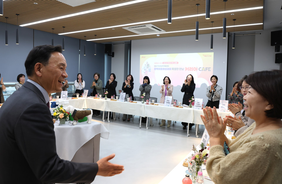 주민소통회에서 경력이음여성과 대화를 나누는 조성명 강남구청장(왼쪽)