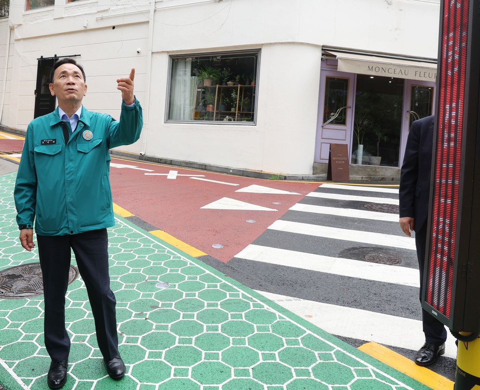 언북초등학교 주변에 조성된 보행로를 살펴보는 조성명 강남구청장