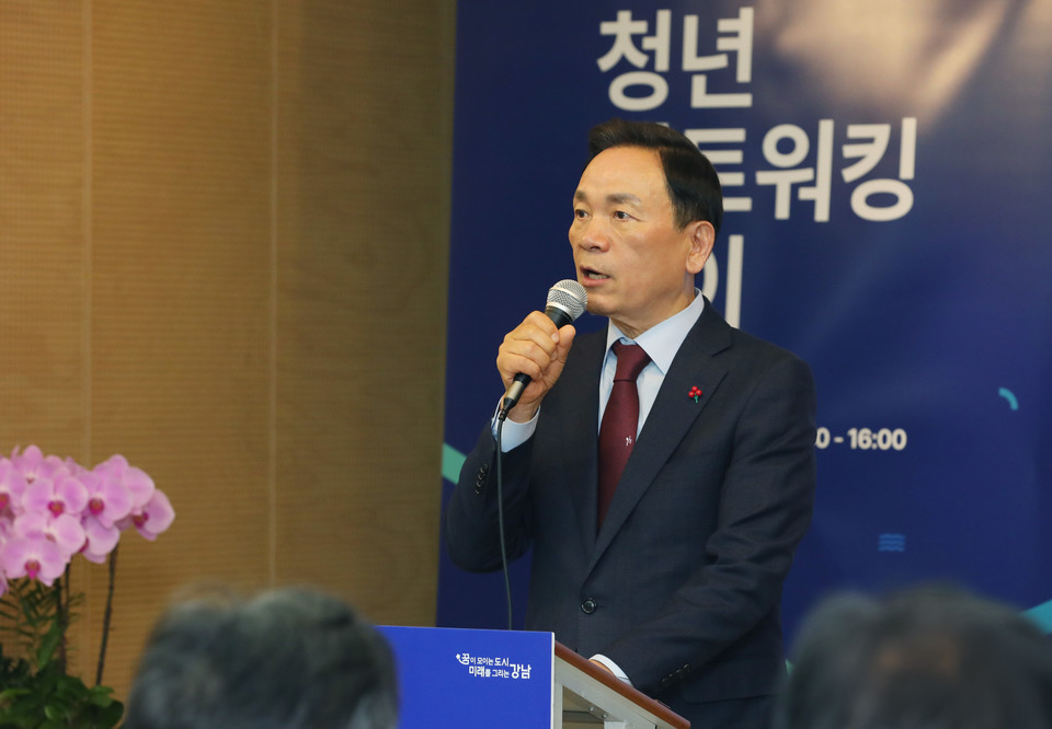 충현교회에서 미래산업 취·창업 아카데미 참가자들과 진행한 청년네트워킹데이에서 인사하는 조성명 강남구청장