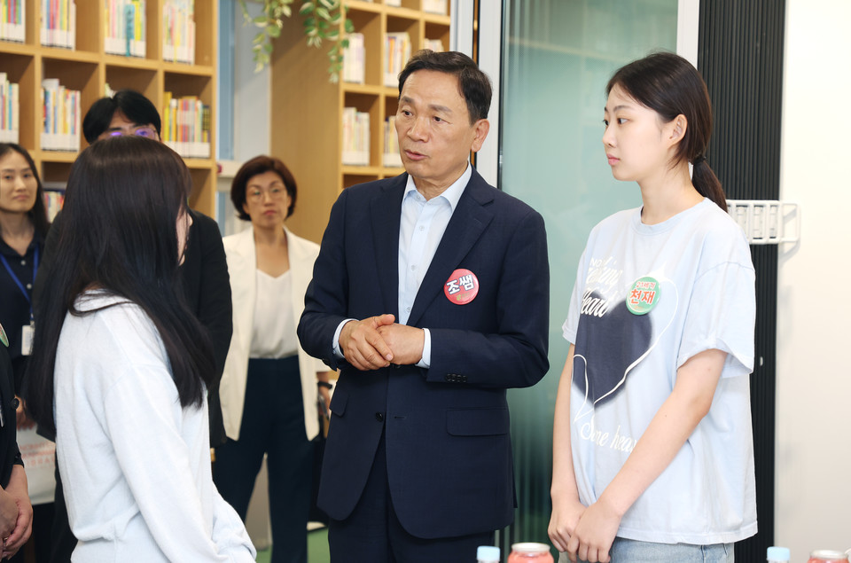 논현문화마루에서 진행한 주민소통회에서 2030 청년들과 소통하는 조성명 강남구청장(가운데)