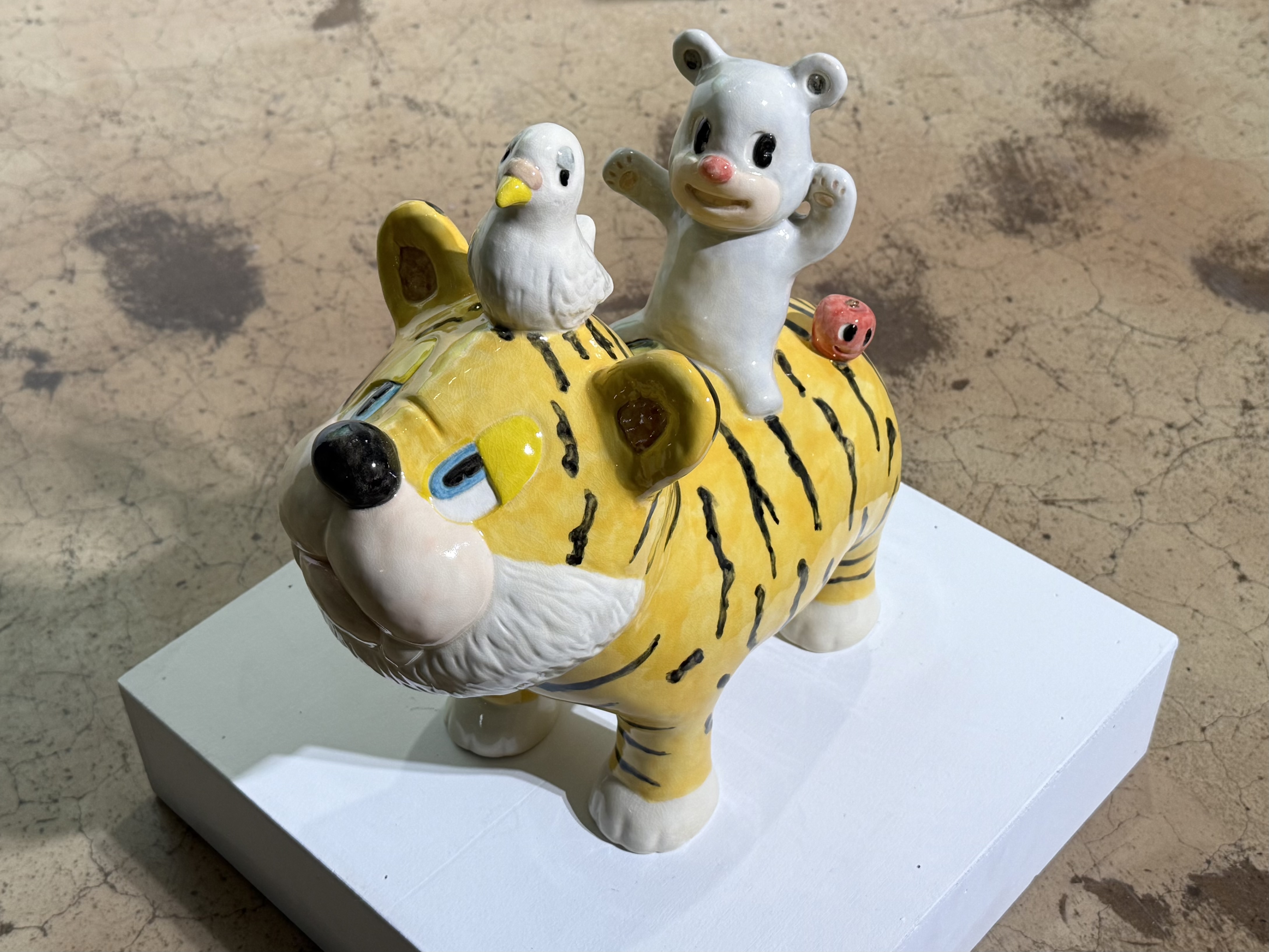 리나갤러리 서울과 부산에서 동시에 개최되는 이번 전시 《Blue Blue Bear and Green, Blue Blue Bear and Sea》는 반복적으로 등장하는 ‘Blue Bear’를 중심으로 전개된다. 전시 제목에는 “푸른 바다와 초록 자연은 과연 누구의 것인가”라는 질문이 담겨 있다. 바다와 산, 강과 숲, 그리고 지구의 자연은 인간만의 소유가 아니라는 인식에서 출발한 이 질문은, 인간 중심적으로 구성된 세계의 질서를 조용히 되돌아보게 한다.