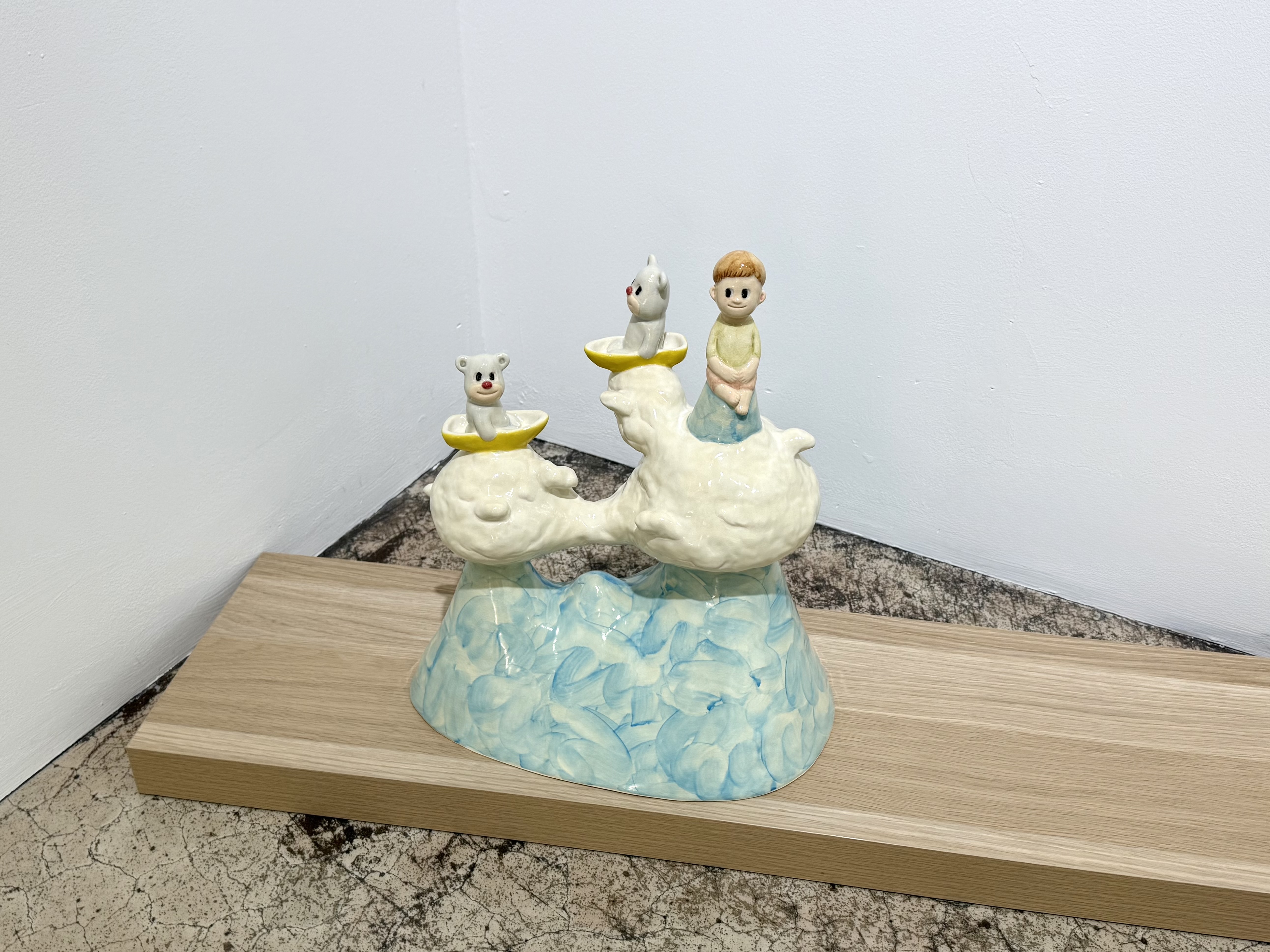 리나갤러리 서울과 부산에서 동시에 개최되는 이번 전시 《Blue Blue Bear and Green, Blue Blue Bear and Sea》는 반복적으로 등장하는 ‘Blue Bear’를 중심으로 전개된다. 전시 제목에는 “푸른 바다와 초록 자연은 과연 누구의 것인가”라는 질문이 담겨 있다. 바다와 산, 강과 숲, 그리고 지구의 자연은 인간만의 소유가 아니라는 인식에서 출발한 이 질문은, 인간 중심적으로 구성된 세계의 질서를 조용히 되돌아보게 한다.