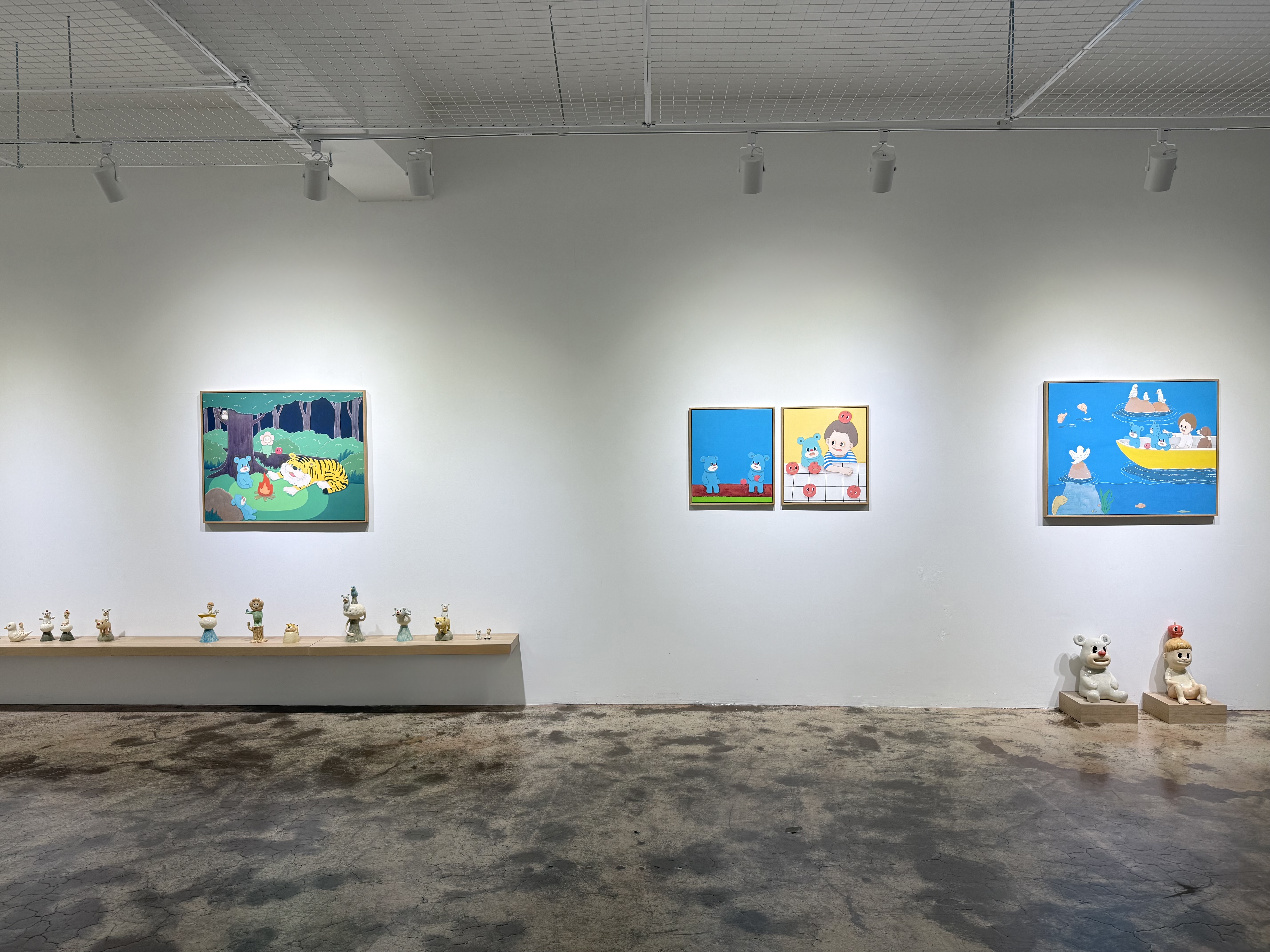 리나갤러리 서울과 부산에서 동시에 개최되는 이번 전시 《Blue Blue Bear and Green, Blue Blue Bear and Sea》는 반복적으로 등장하는 ‘Blue Bear’를 중심으로 전개된다. 전시 제목에는 “푸른 바다와 초록 자연은 과연 누구의 것인가”라는 질문이 담겨 있다. 바다와 산, 강과 숲, 그리고 지구의 자연은 인간만의 소유가 아니라는 인식에서 출발한 이 질문은, 인간 중심적으로 구성된 세계의 질서를 조용히 되돌아보게 한다.