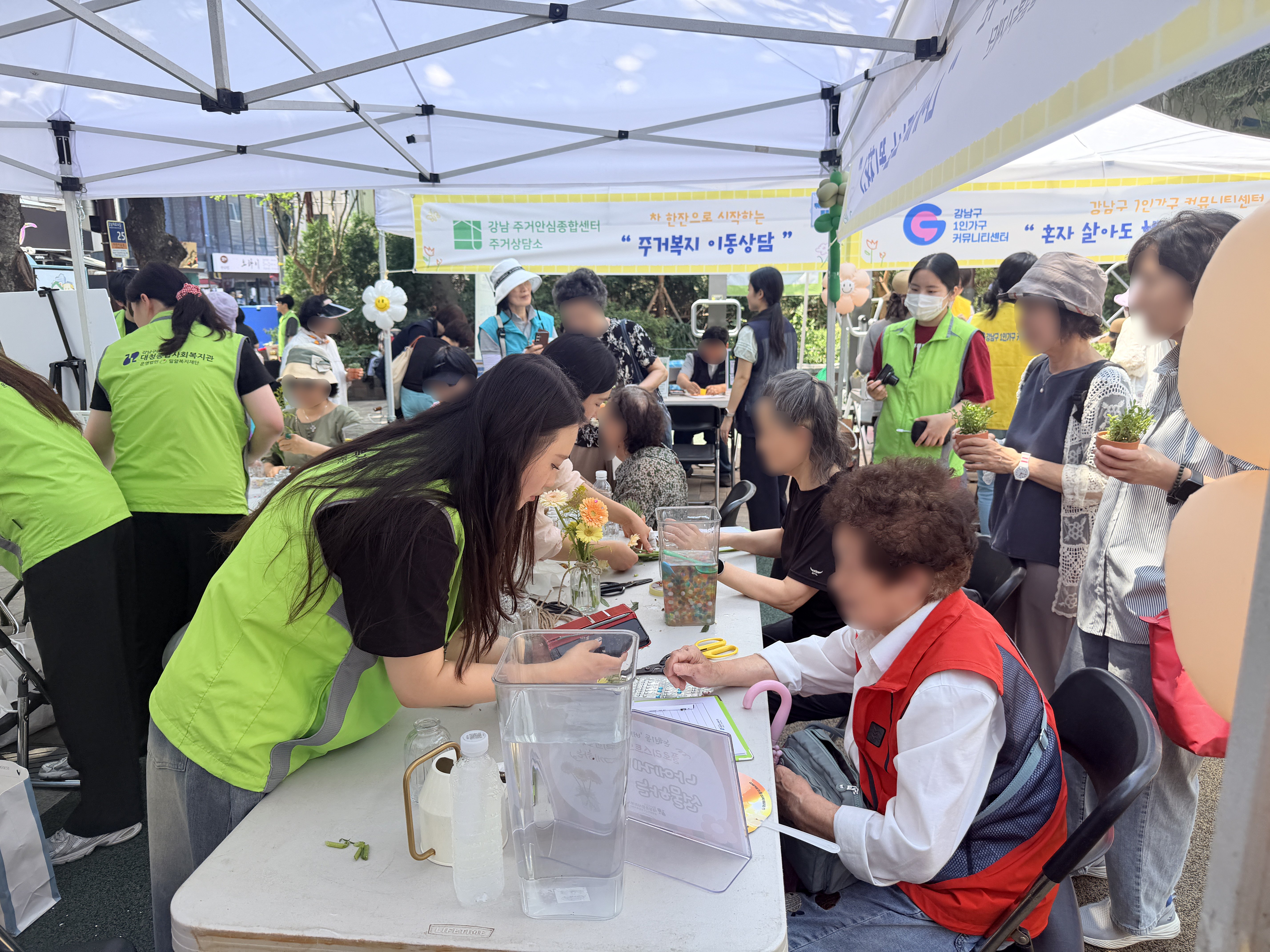 지난해 첫선을 보인 '복지동네 건강마당'은 평소 각종 복지제도에 대한 정보에 접근하기 어려웠던 관내 취약계층에게 맞춤형 돌봄 서비스를 널리 알리고, 지역 공동체와 긴밀히 이어질 수 있도록 돕고자 추진됐다.