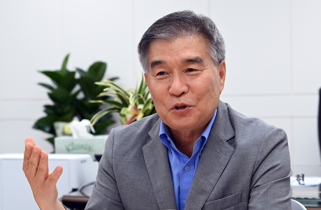 김현기 서울 강남구청장이 6일 문화일보와의 인터뷰에서 앞으로 4년간 강남구 발전을 위한 목표와 전략 등을 설명하고 있다. 곽성호 기자