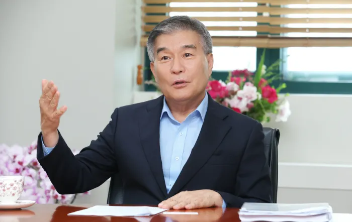 김현기 서울 강남구청장(사진)은 지난달 서울시의회 마지막 예산결산특별위원회에 앞서 회의에 참석한 서울시 실·국장, 과장 등에게 고개 숙여 인사했다. 당시 시의원으로서 마지막 인사이자, 향후 구청장으로서 강남구를 많이 도와달라는 부탁이었다.