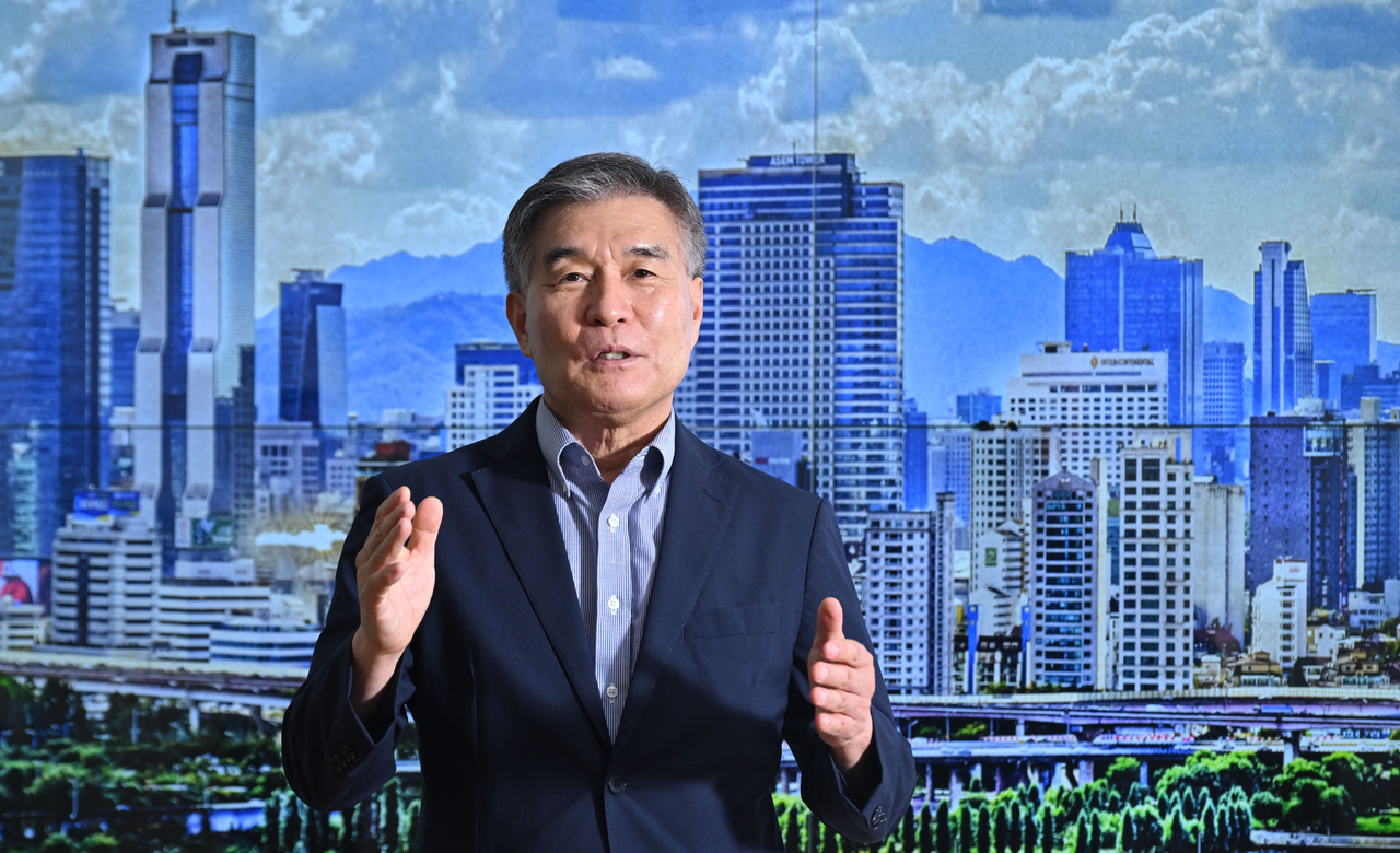 김현기 서울 강남구청장이 지난달 31일 오후 서울 강남구청 내 집무실에서 헤럴드경제와 인터뷰를 하고 있다.  그는 인터뷰에서 “재건축 활성화를 통한 강남 대전환”을 강조했다.  임세준 기자