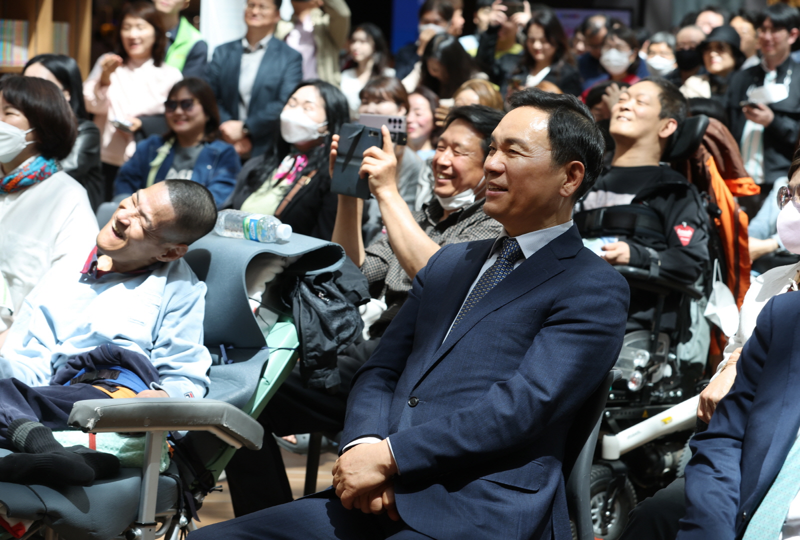 ‘누워서 보는 콘서트’ 관람