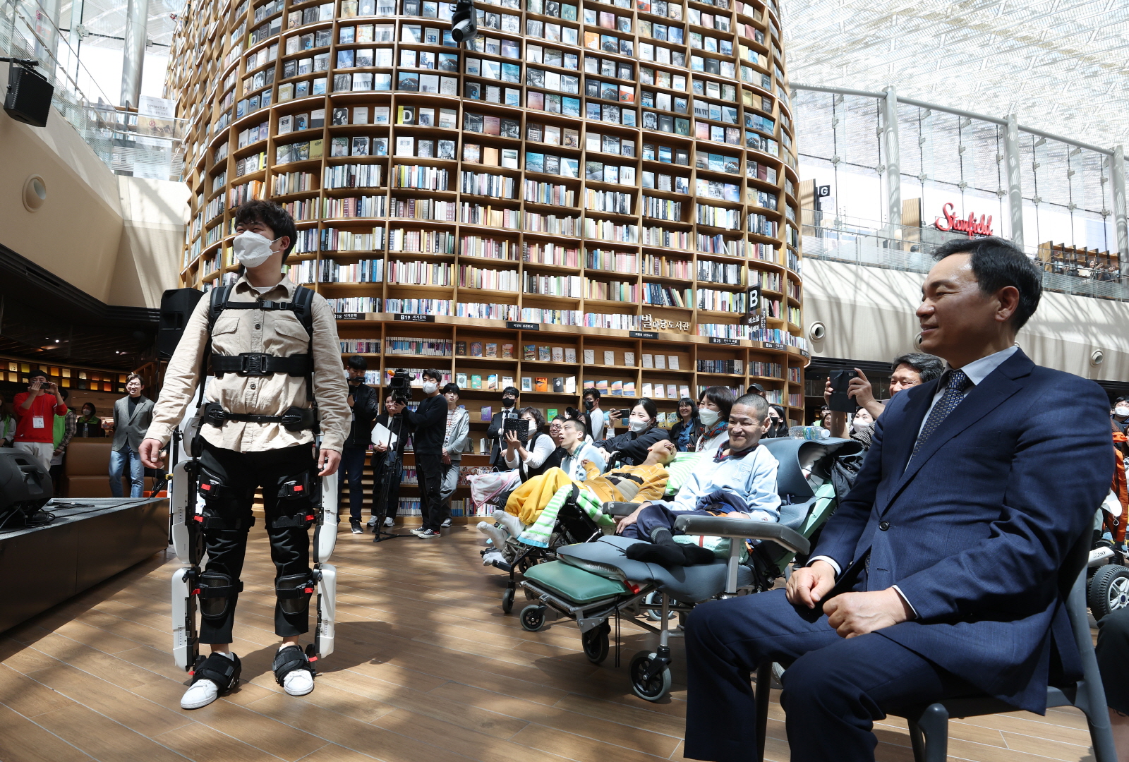 ‘누워서 보는 콘서트’ 관람