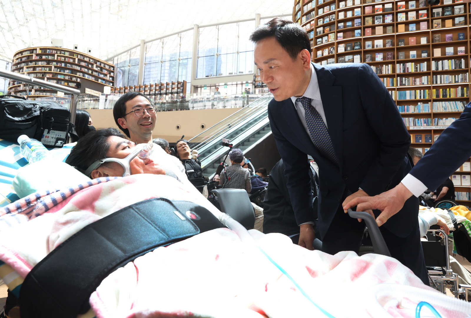 ‘누워서 보는 콘서트’ 관람