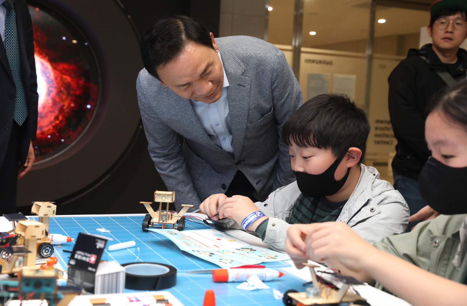 ‘과학 페스티벌’ 참석